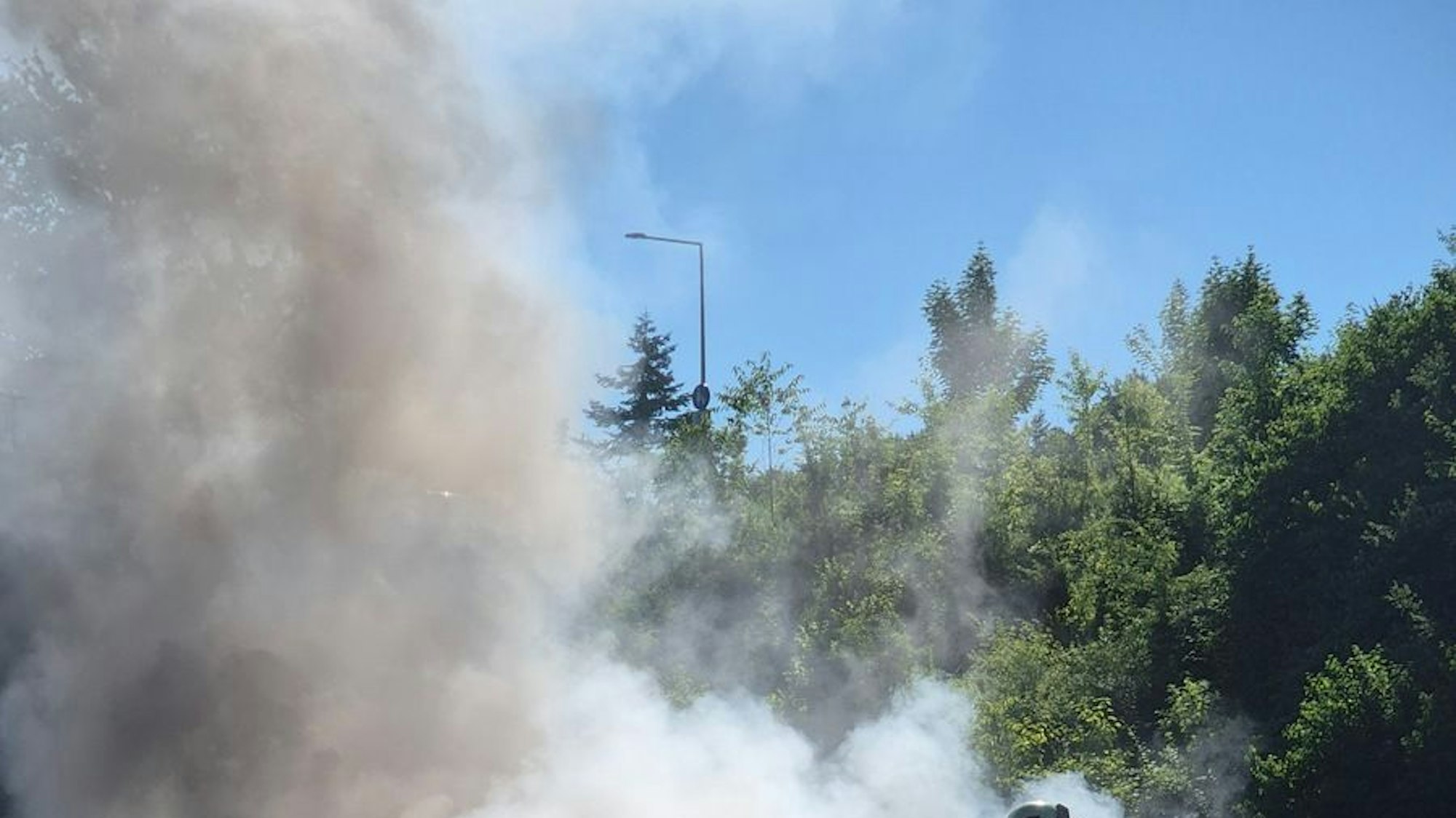Verkehrsunfall auf der Autobahn A1 in Fahrtrichtung Köln mit Fahrzeugbrand nach Zusammenstoß zwischen zwei PKW