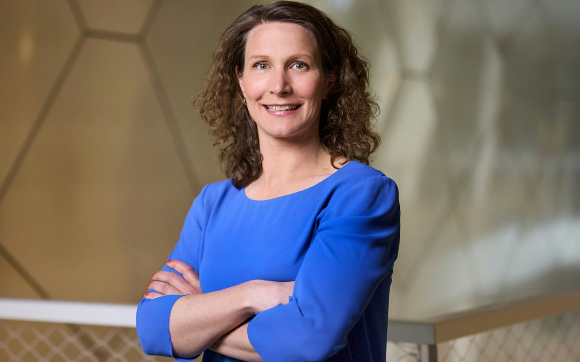 Frau mit außergewöhnlicher Karriere, die den Schweizer wie auch den deutschen Pass hat: Kathrin Lehmann war Schweizer Nationalspielerin im Fußball und im Eishockey. Sie ist Wissenschaftlerin, Pädagogin und will die Beziehung zwischen Frauen, Sport und Gesellschaft verändern helfen. Ab 3. Juli kommentiert sie die Fußball-EM der Frauen im ZDF. (Bild: ZDF / NOI CREW)