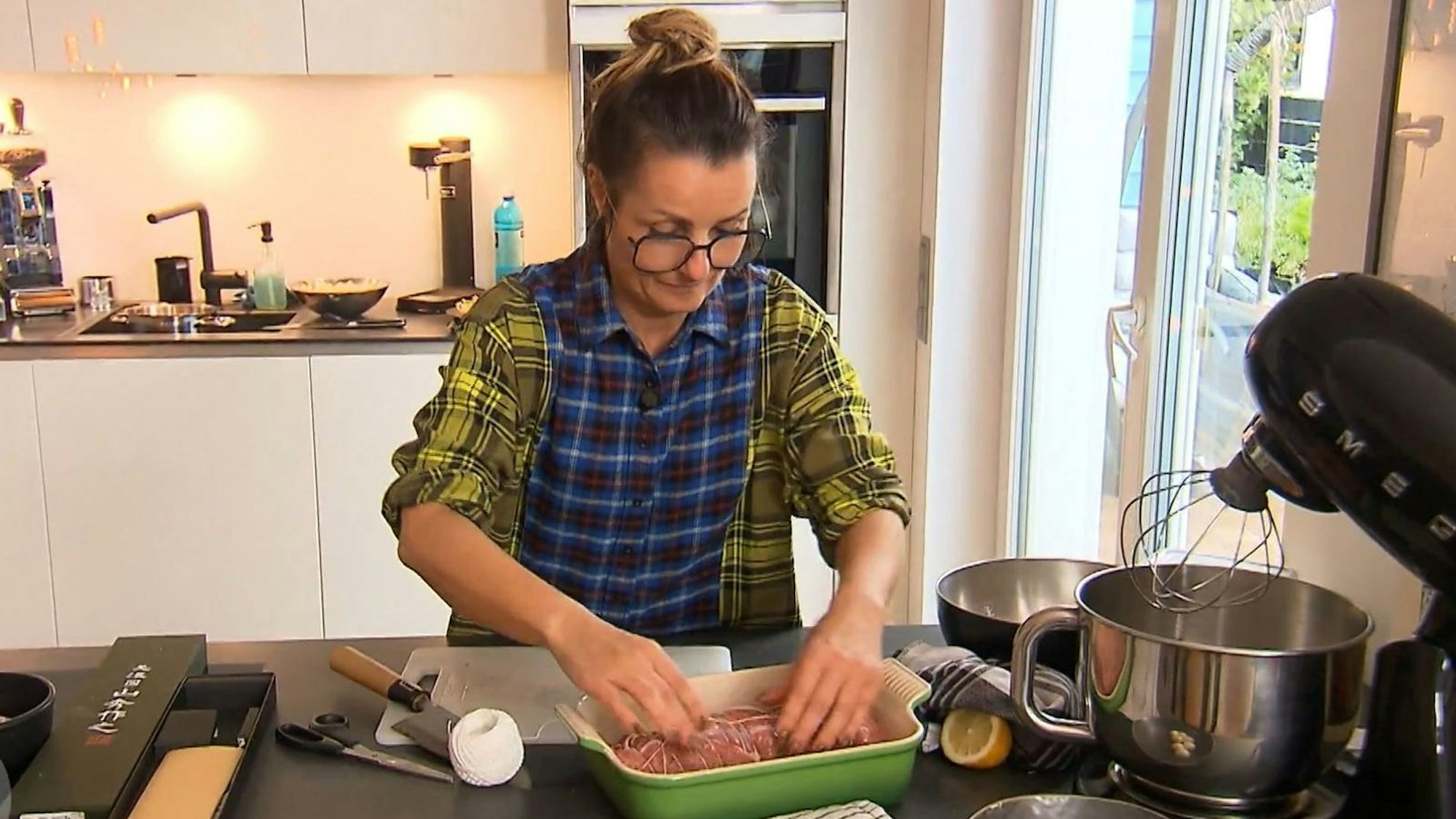 Veganerin Esther kocht ihren Gästen zuliebe Fleisch, fasst es aber nicht so gerne an.
(Bild: RTL)