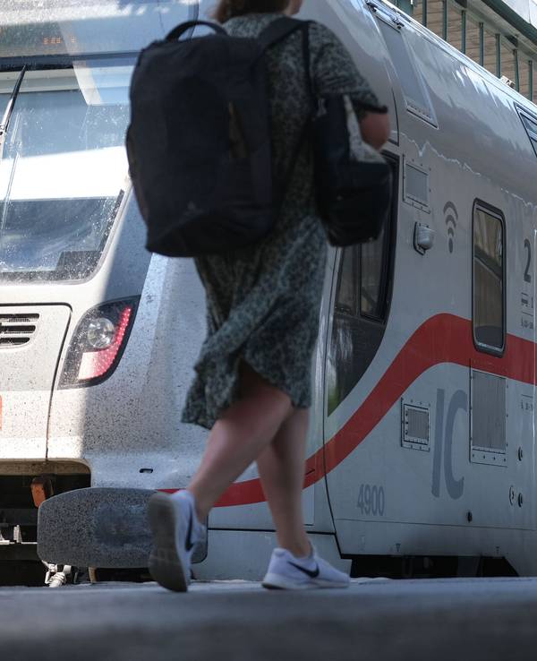 Eine Frau geht auf einem Bahnsteig im Hauptbahnhof zu einem IC Zug der Deutschen Bahn. Viele Züge im Nah- und Fernverkehr könnten heute wegen der Hitze ausfallen oder verspätet fahren.