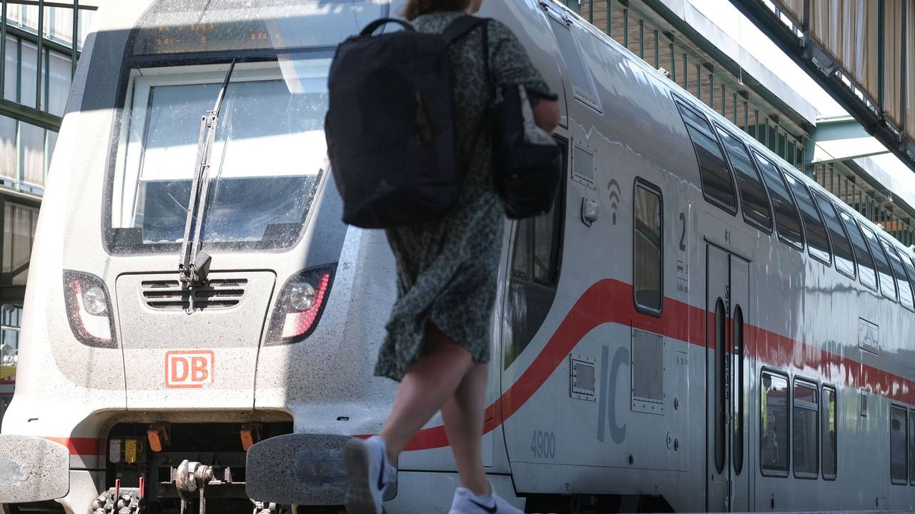 Eine Frau geht auf einem Bahnsteig im Hauptbahnhof zu einem IC Zug der Deutschen Bahn. Viele Züge im Nah- und Fernverkehr könnten heute wegen der Hitze ausfallen oder verspätet fahren.
