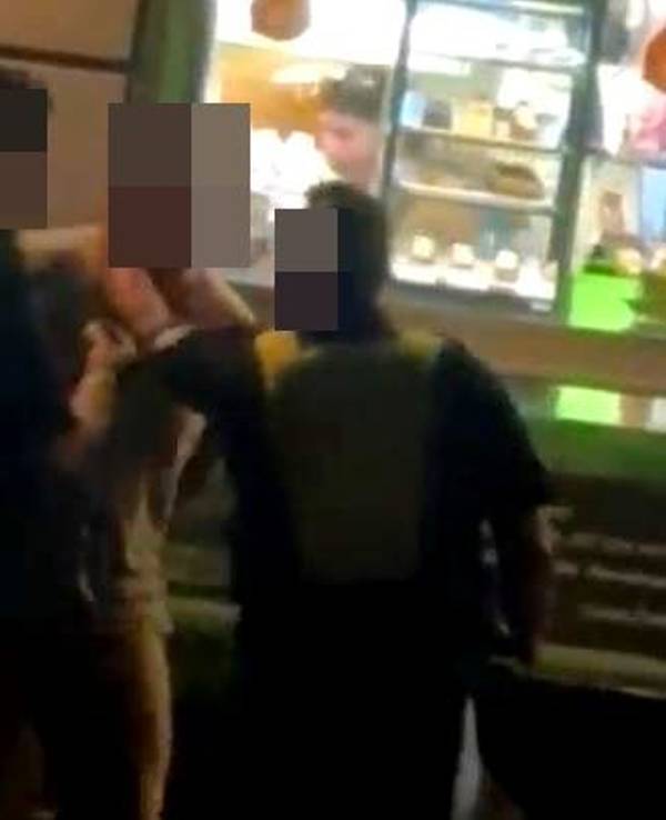 Mitarbeiter des Ordnungsamtes streiten sich mit dem Schichtleiter eines Kiosks.