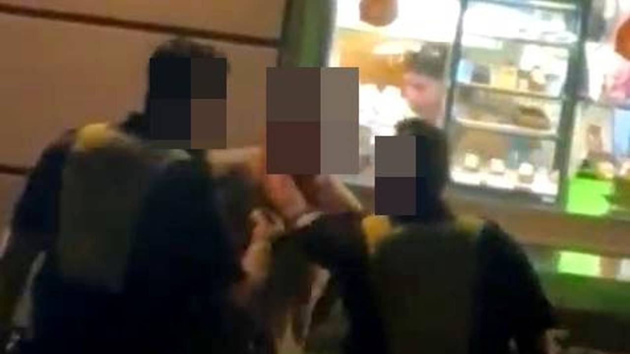 Mitarbeiter des Ordnungsamtes streiten sich mit dem Schichtleiter eines Kiosks.