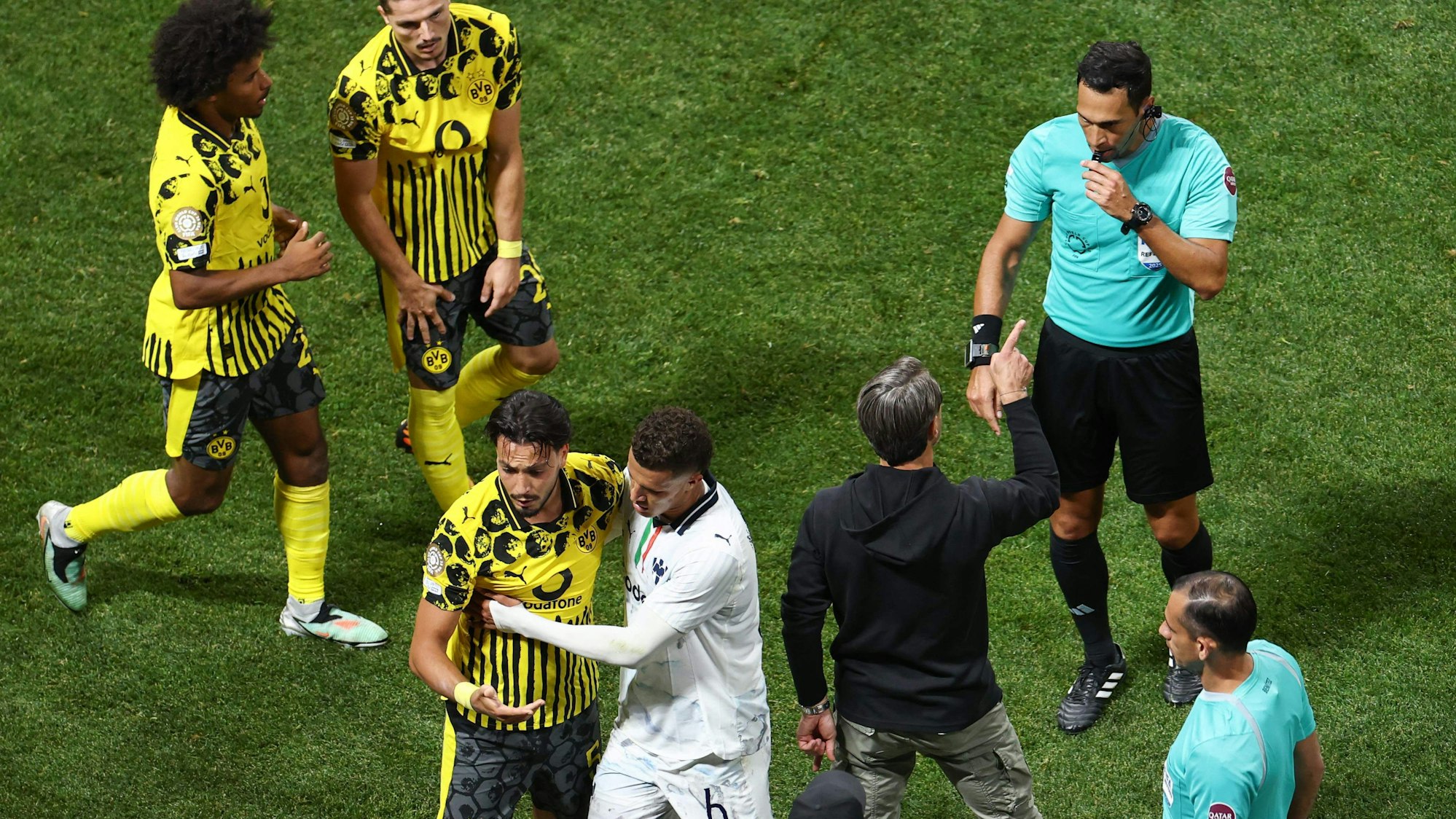 BVB-Trainer Niko Kovac diskutiert mit Schiedsrichter Facundo Tello.