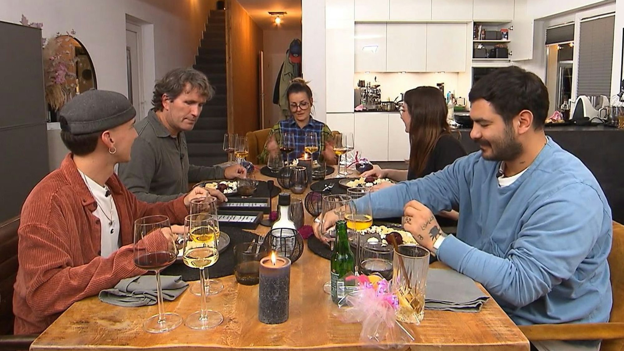 Mit Blaubeersorbet, Joghurtcreme und weißem Schokokuchen geht der dritte Dinner-Abend zu Ende, von links: Dennis, Ansgar, Gastgeberin Esther, Eva und Basar. (Bild: RTL)