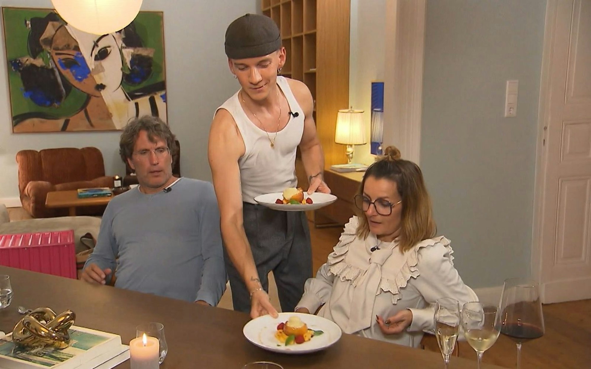 Mit Lavendel-Eis auf gebratenem Pfirsich findet der aufregende Dinner-Abend einen süßen Abschluss.
(Bild: RTL)