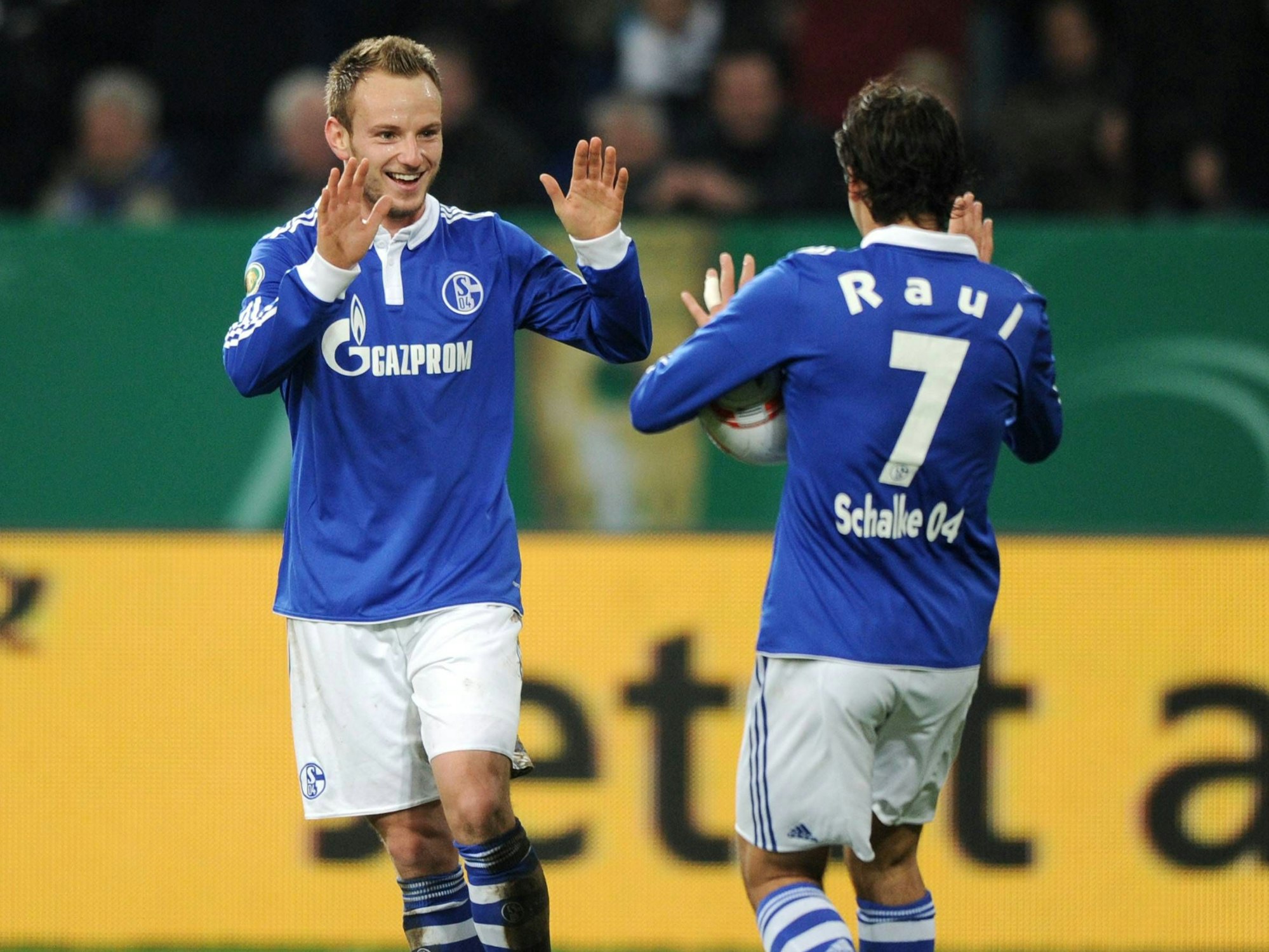 Ivan Rakitic und Raul klatschen ab.
