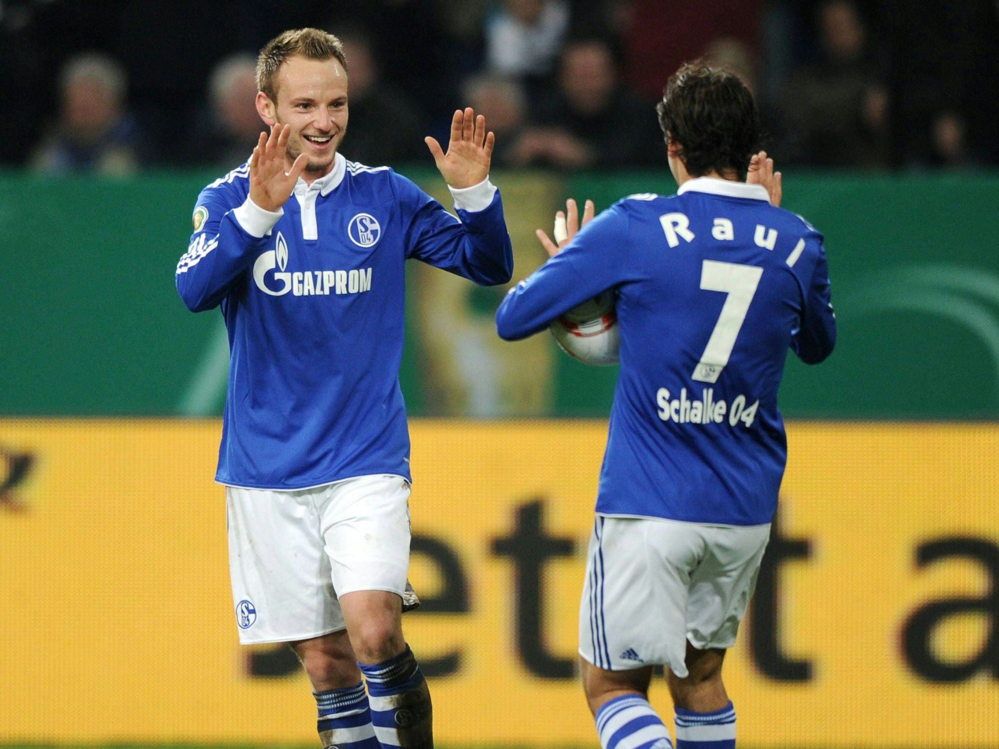 Ivan Rakitic und Raul klatschen ab.