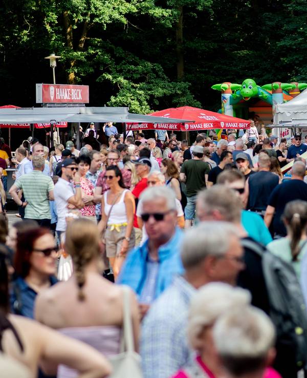 Das Symbolfoto zeigt Besucher und Besucherinnen auf einem Schützenfest.