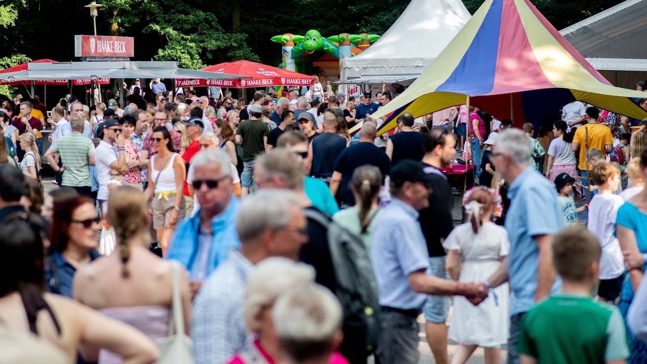 Das Symbolfoto zeigt Besucher und Besucherinnen auf einem Schützenfest.