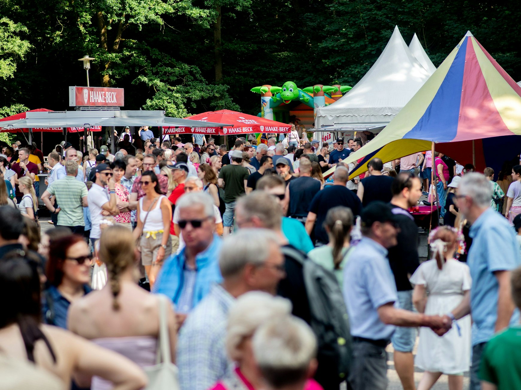 Das Symbolfoto zeigt Besucher und Besucherinnen auf einem Schützenfest.