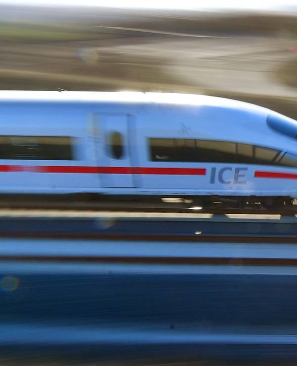 Ein Mann hat in einem ICE in Niederbayern vier Passagiere mit der Axt leicht verletzt (Symbolbild).