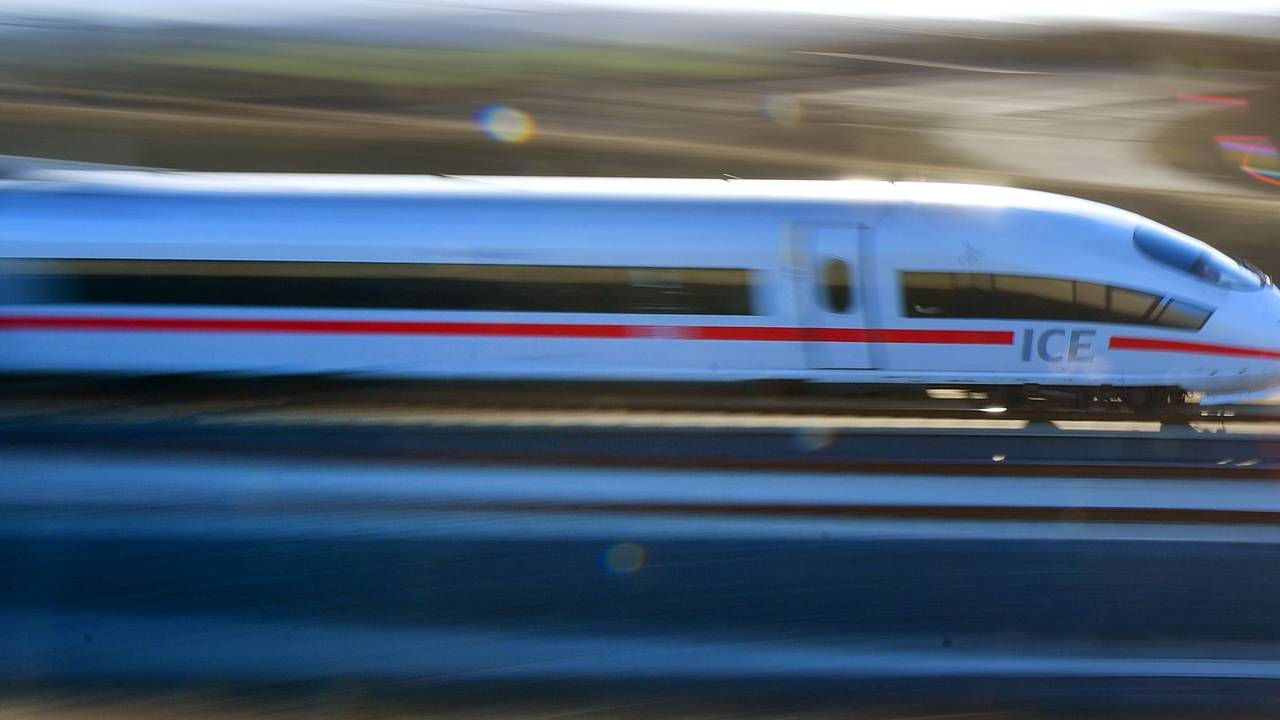 Ein Mann hat in einem ICE in Niederbayern vier Passagiere mit der Axt leicht verletzt (Symbolbild).