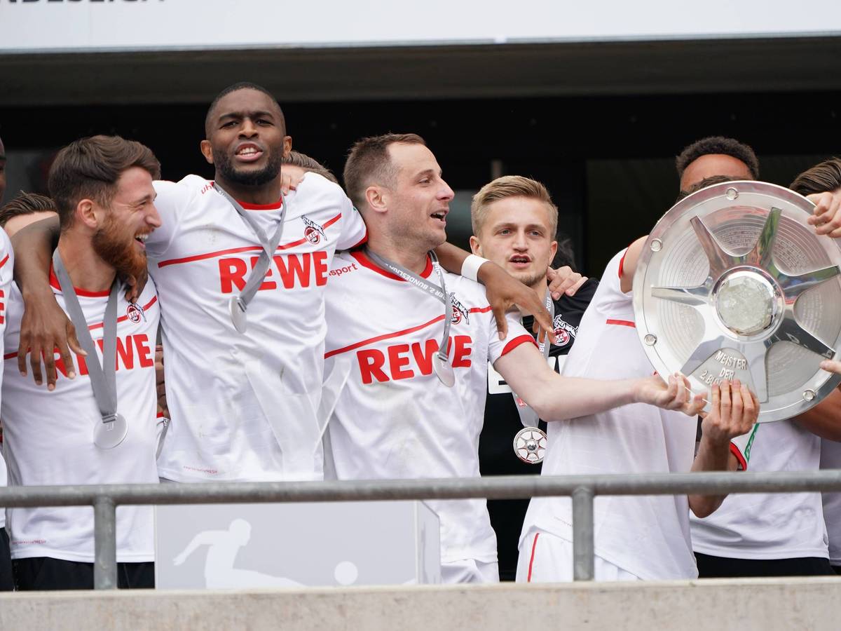 Die FC-Profis jubeln mit der Zweitliga-Schale.