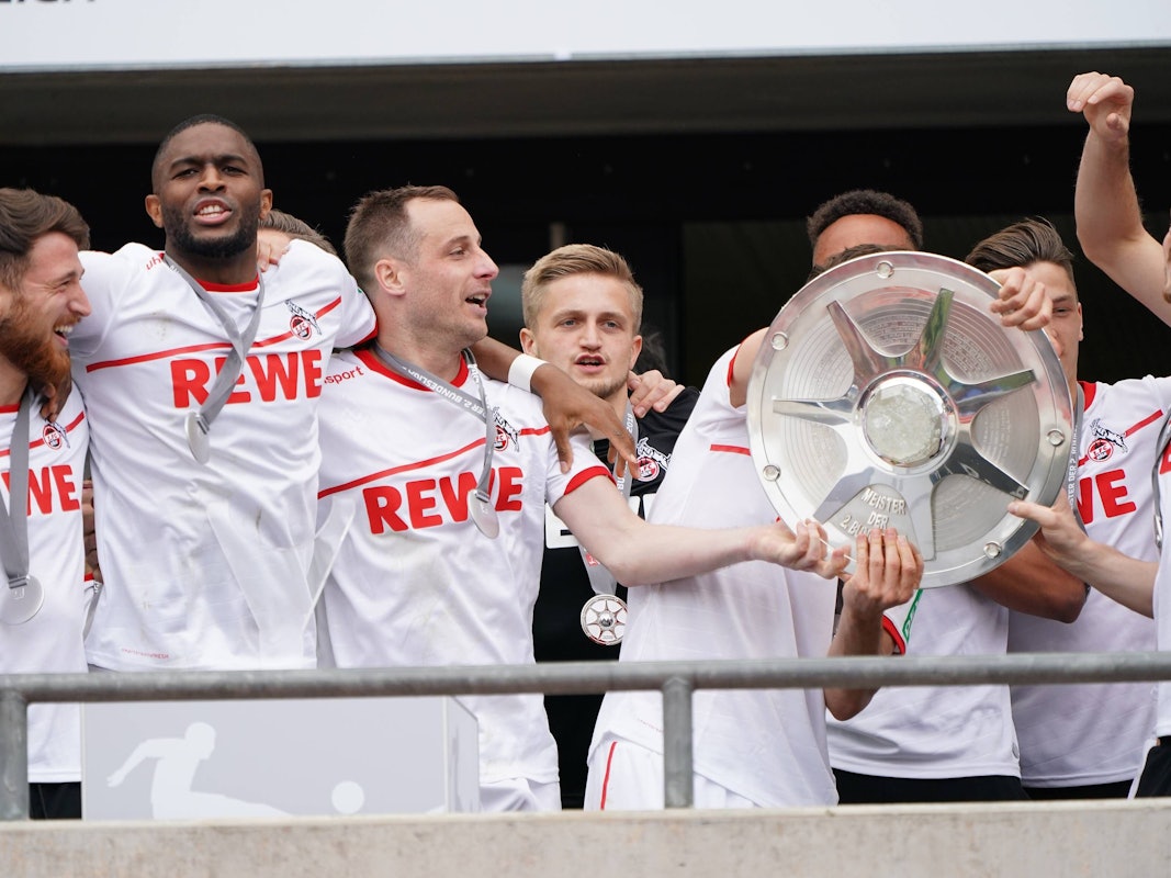 Die FC-Profis jubeln mit der Zweitliga-Schale.