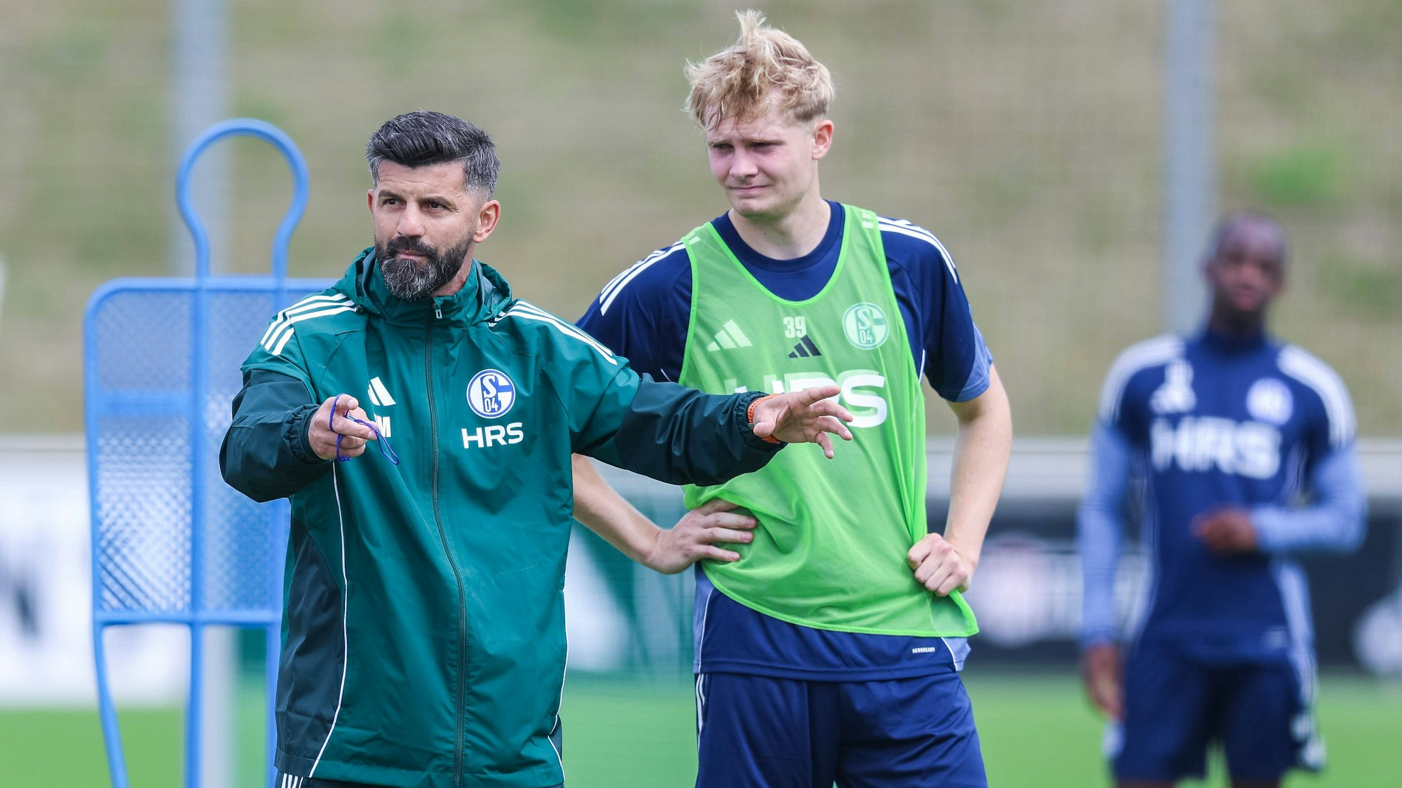 Miron Muslic am 24. Juni im Schalke-Training neben Sturm-Talent Peter Remmert.