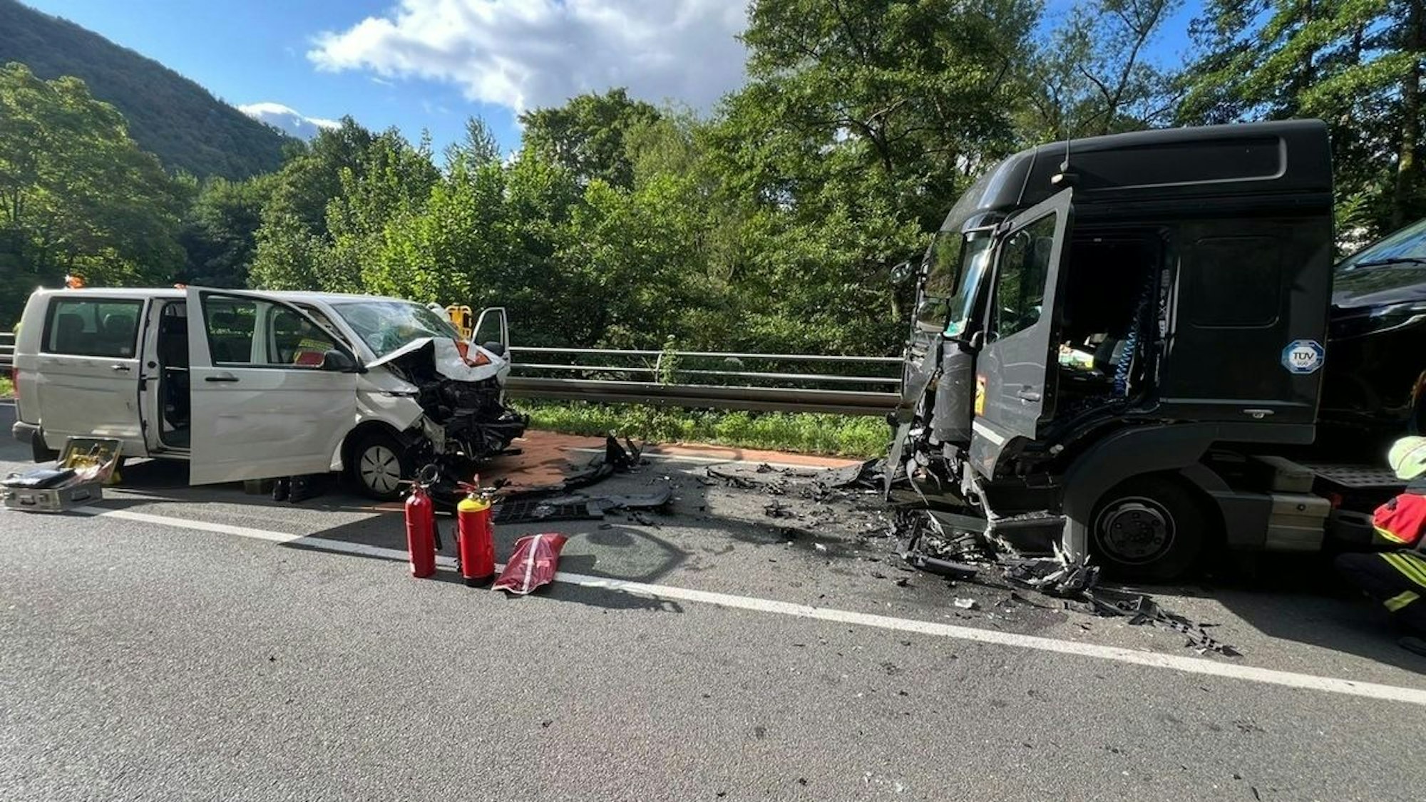Gesamtansicht der Unfallstelle auf der B236, wo ein Kleinbus frontal mit einem beladenen LKW kollidierte.