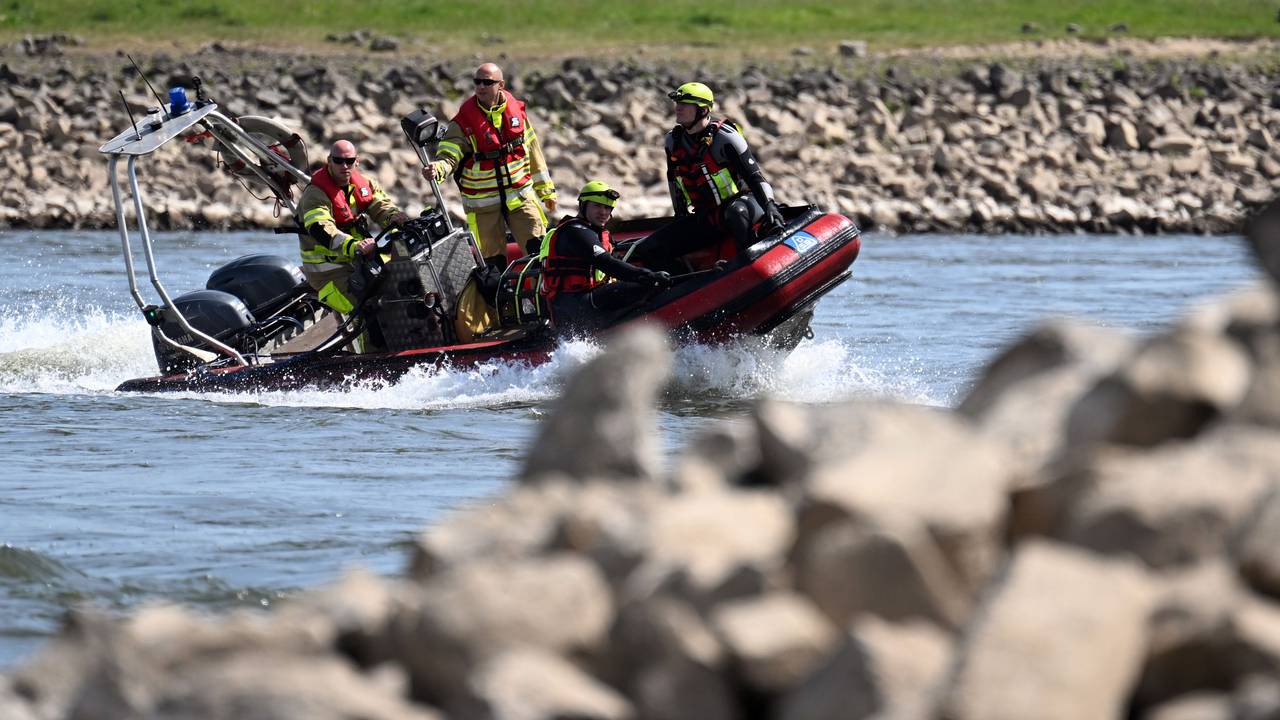 Ein Boot der Feuerwehr fährt auf dem Rhein in Düsseldorf. Dort verschwand am Mittwochabend ein Kind in den Fluten.
