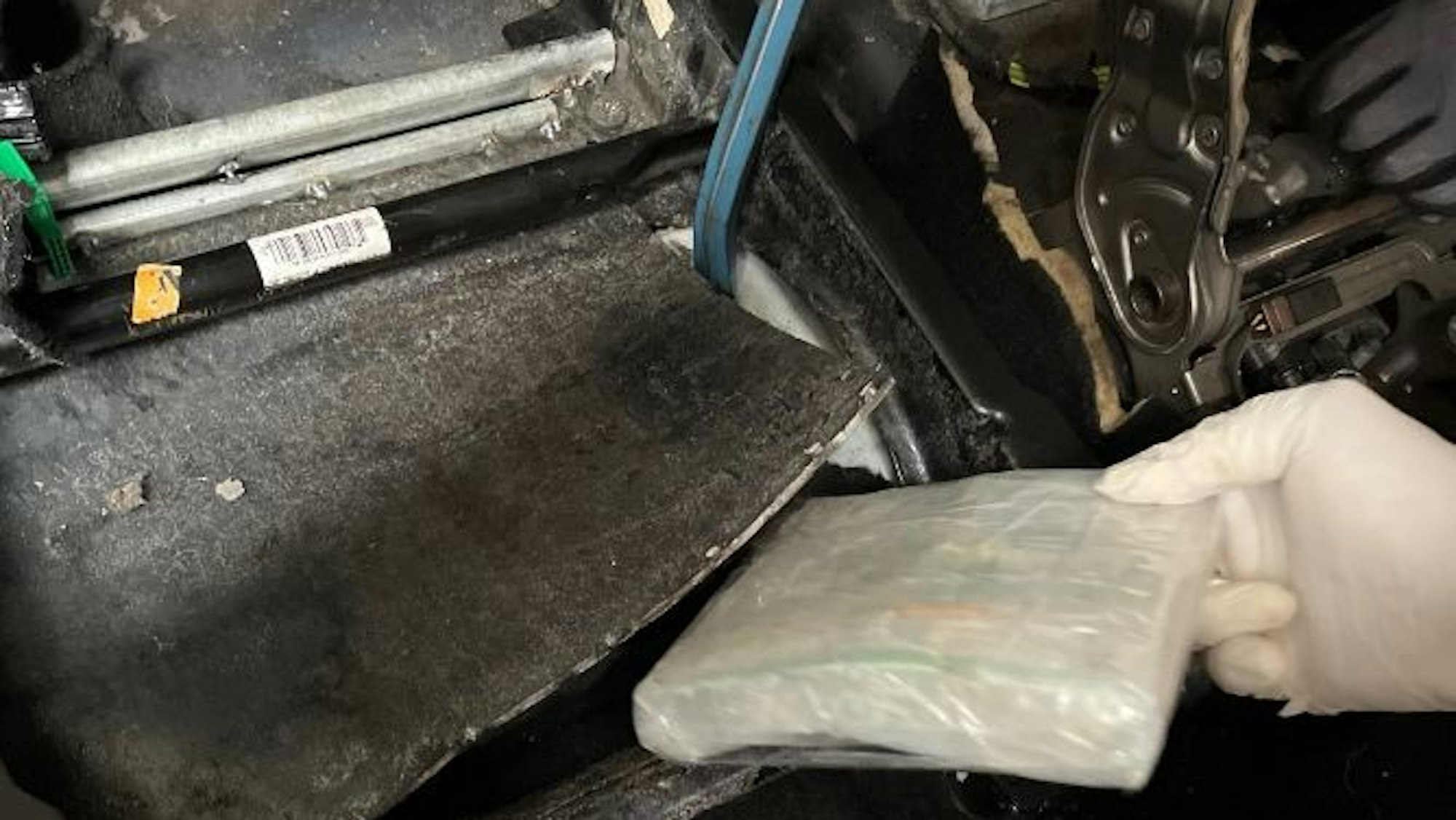 Versteck mit sichergestelltem Geld in Fahrzeug