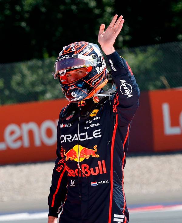 Max Verstappen winkt den Fans zu.