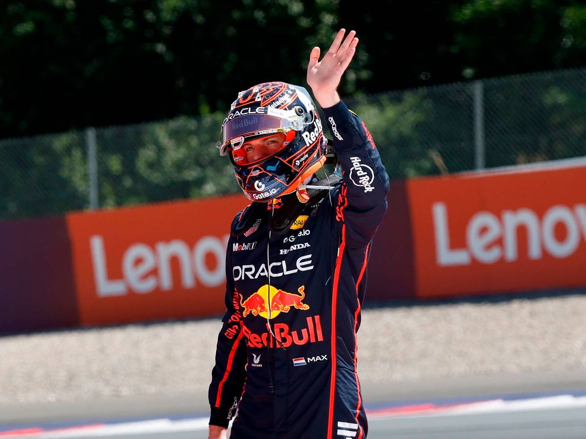 Max Verstappen winkt den Fans zu.