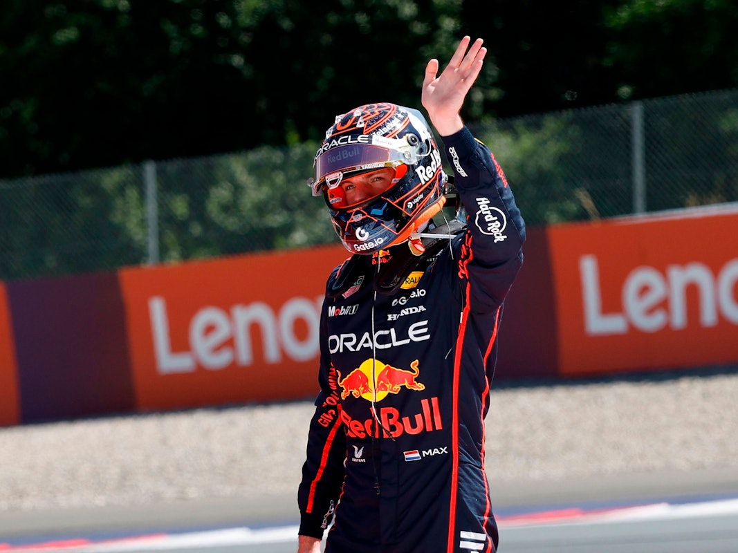 Max Verstappen winkt den Fans zu.