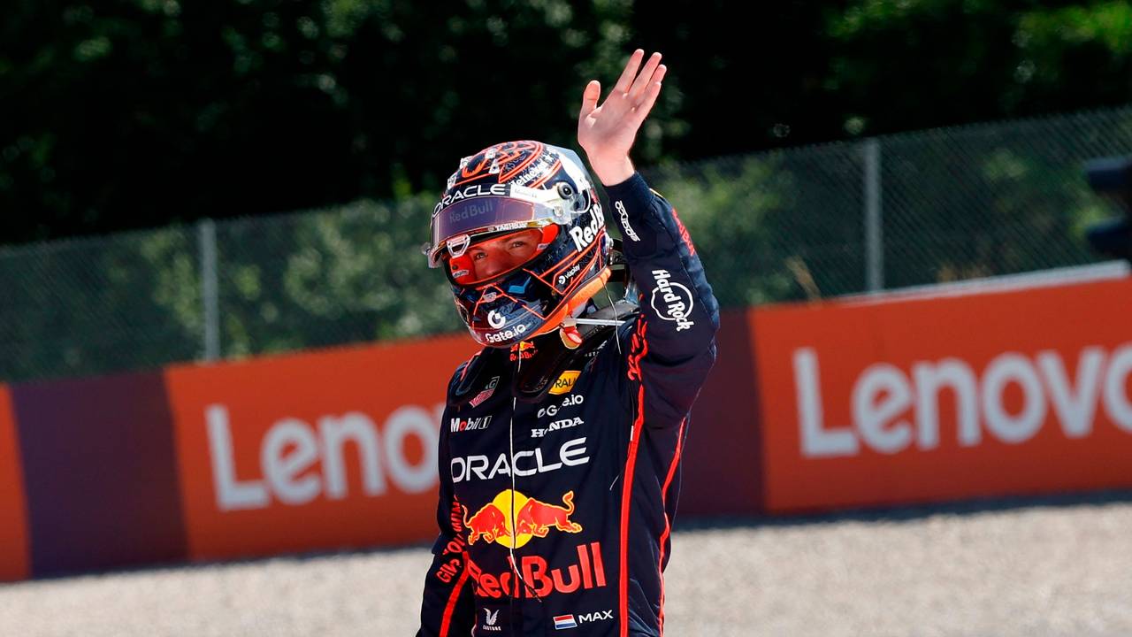 Max Verstappen winkt den Fans zu.