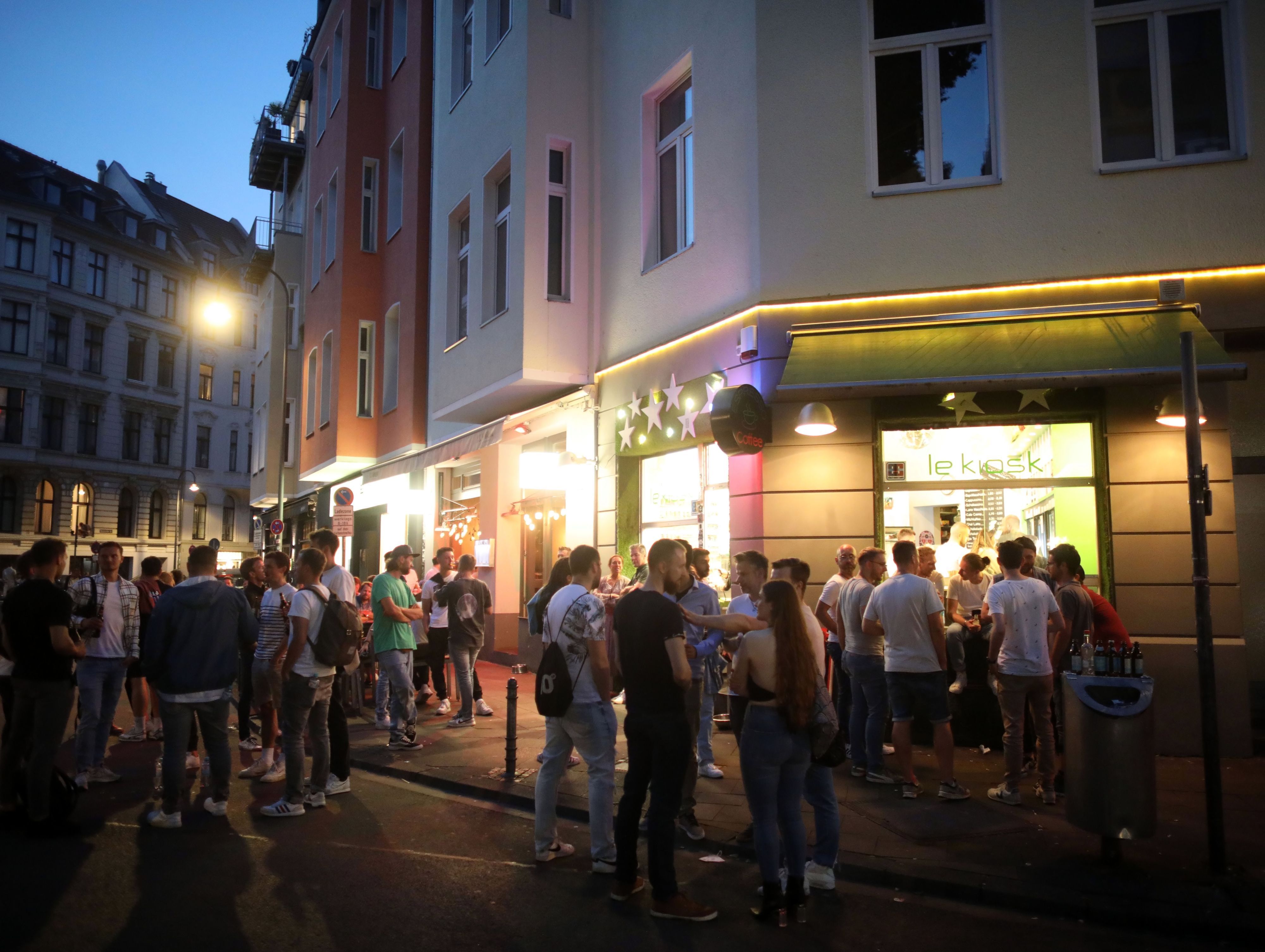 Menschen stehen Schlange an einem Kiosk an der Brüsseler Straße.