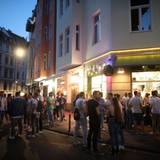 Menschen stehen Schlange an einem Kiosk an der Brüsseler Straße.