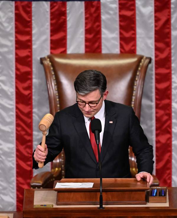 Der Sprecher des US-Repräsentantenhauses, Mike Johnson, gibt am 3. Juli 2025 im US-Kapitol in Washington die Verabschiedung des Steuergesetzes von US-Präsident Donald Trump („One Big Beautiful Bill Act“) bekannt.