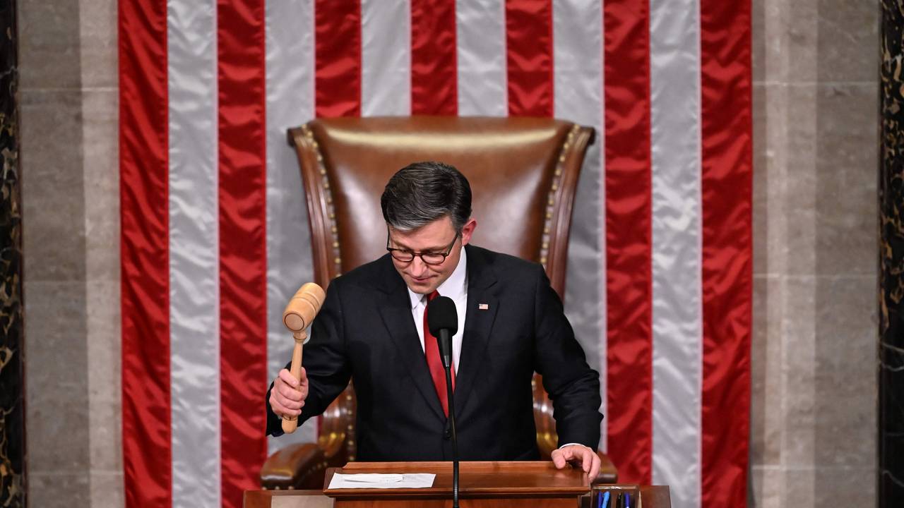 Der Sprecher des US-Repräsentantenhauses, Mike Johnson, gibt am 3. Juli 2025 im US-Kapitol in Washington die Verabschiedung des Steuergesetzes von US-Präsident Donald Trump („One Big Beautiful Bill Act“) bekannt.