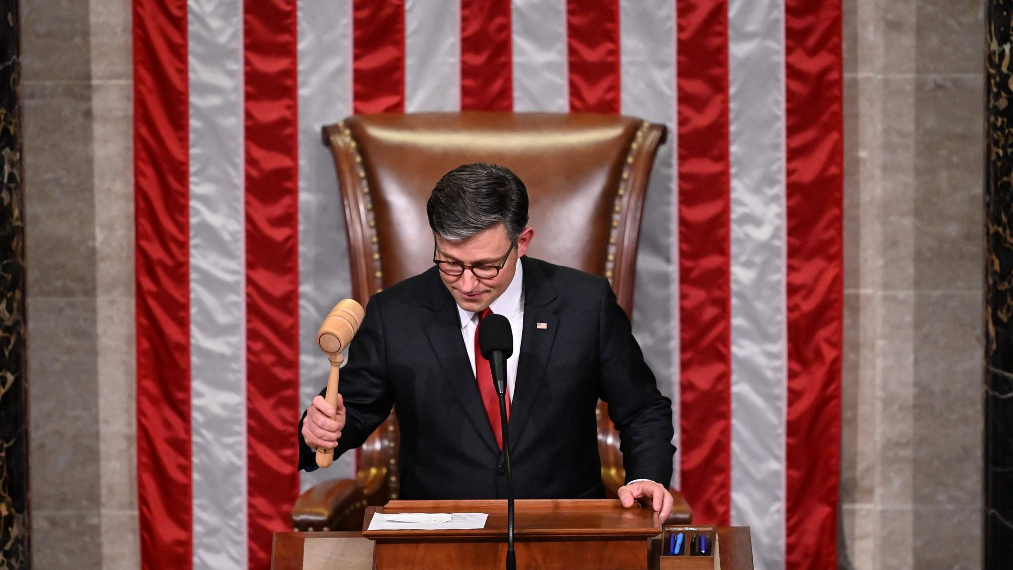 Der Sprecher des US-Repräsentantenhauses, Mike Johnson, gibt am 3. Juli 2025 im US-Kapitol in Washington die Verabschiedung des Steuergesetzes von US-Präsident Donald Trump („One Big Beautiful Bill Act“) bekannt.