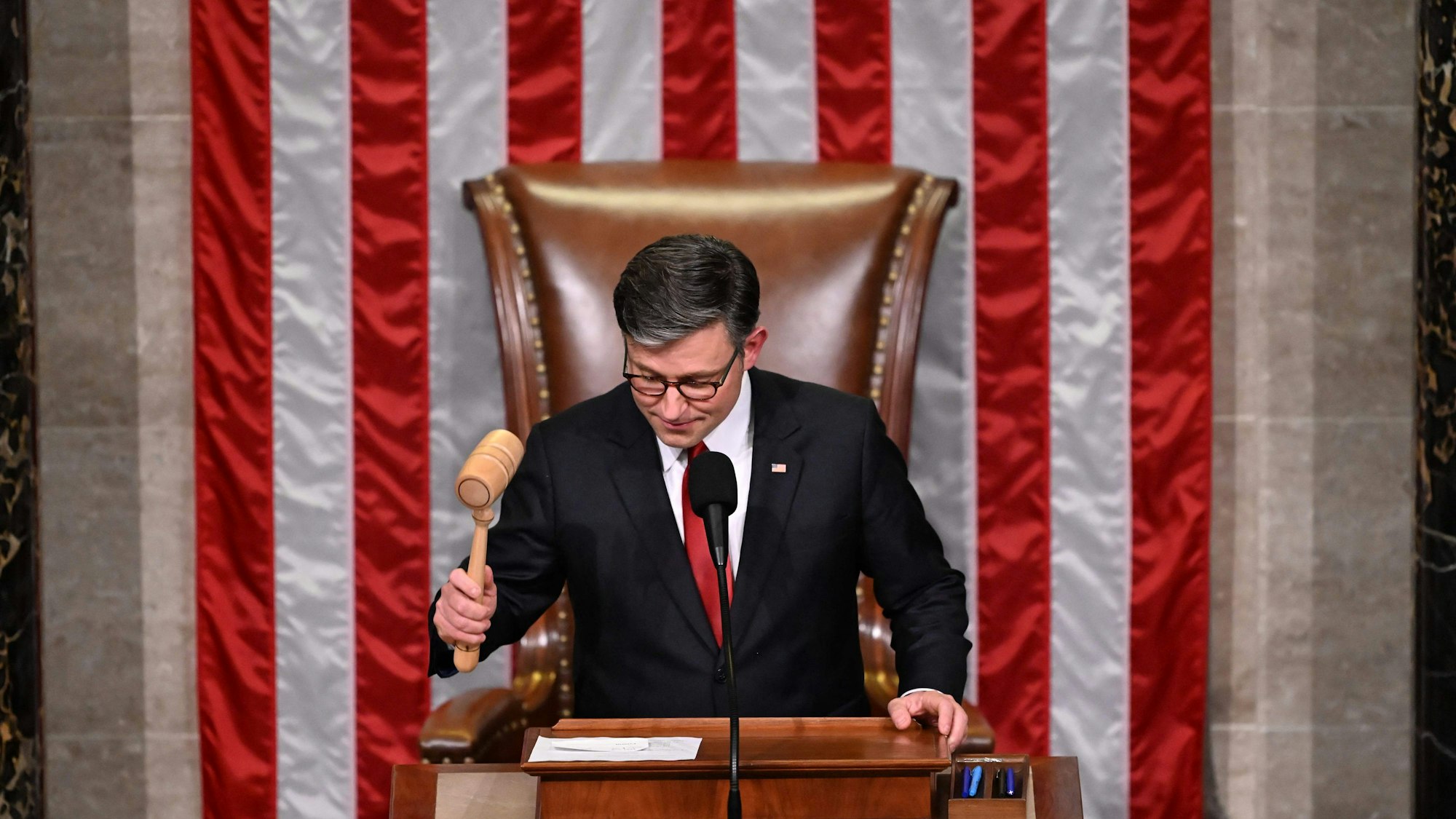 Der Sprecher des US-Repräsentantenhauses, Mike Johnson, gibt am 3. Juli 2025 im US-Kapitol in Washington die Verabschiedung des Steuergesetzes von US-Präsident Donald Trump („One Big Beautiful Bill Act“) bekannt.