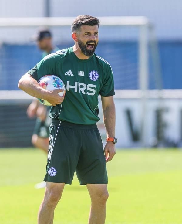 Trainer Miron Muslic brüllt im Training von Schalke 04.