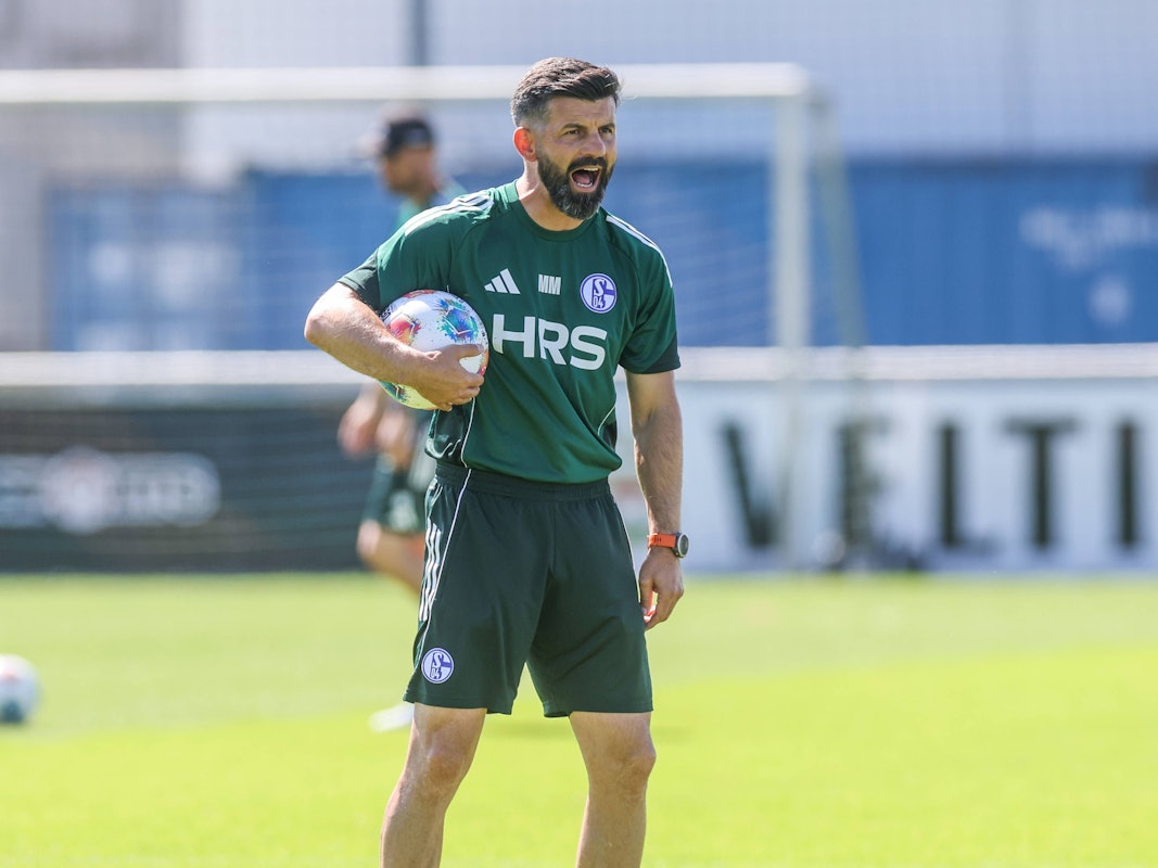 Trainer Miron Muslic brüllt im Training von Schalke 04.