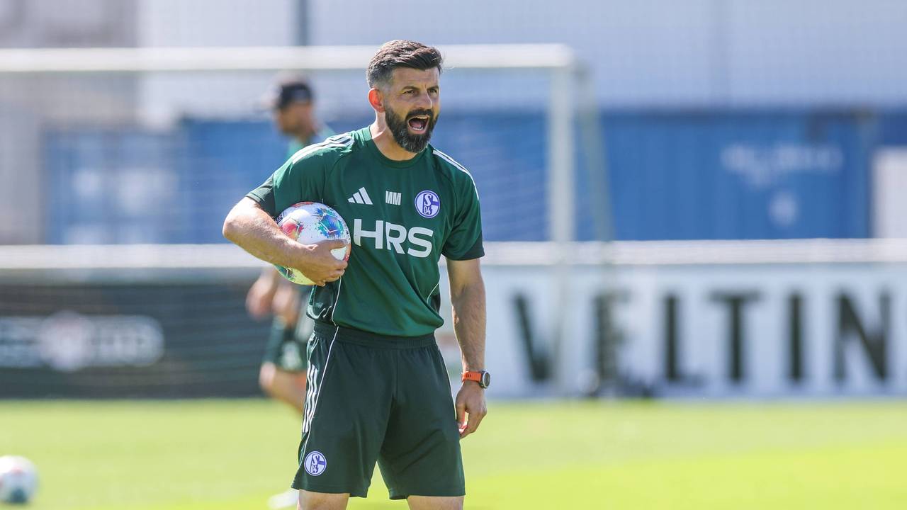 Trainer Miron Muslic brüllt im Training von Schalke 04.