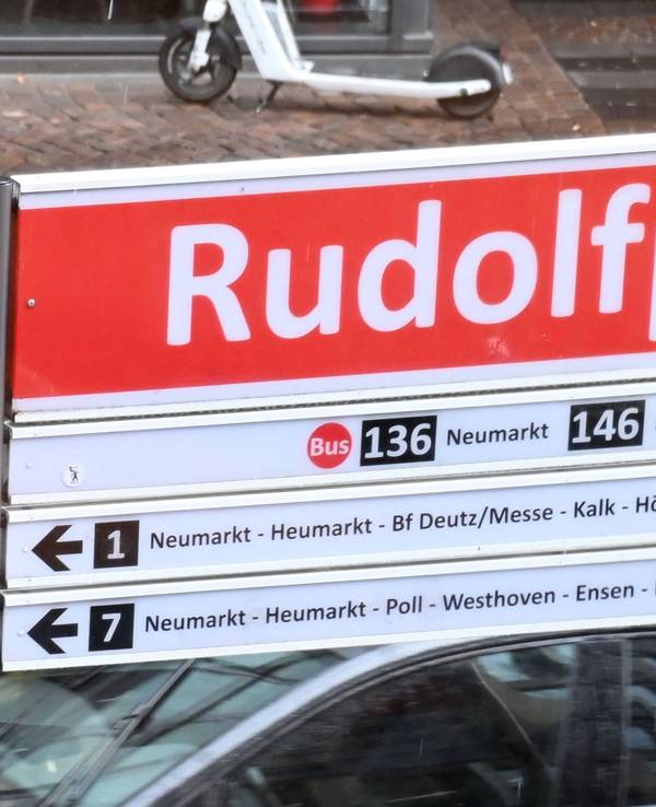 Das Schild am Rudolfplatz sieht jetzt anders aus.
