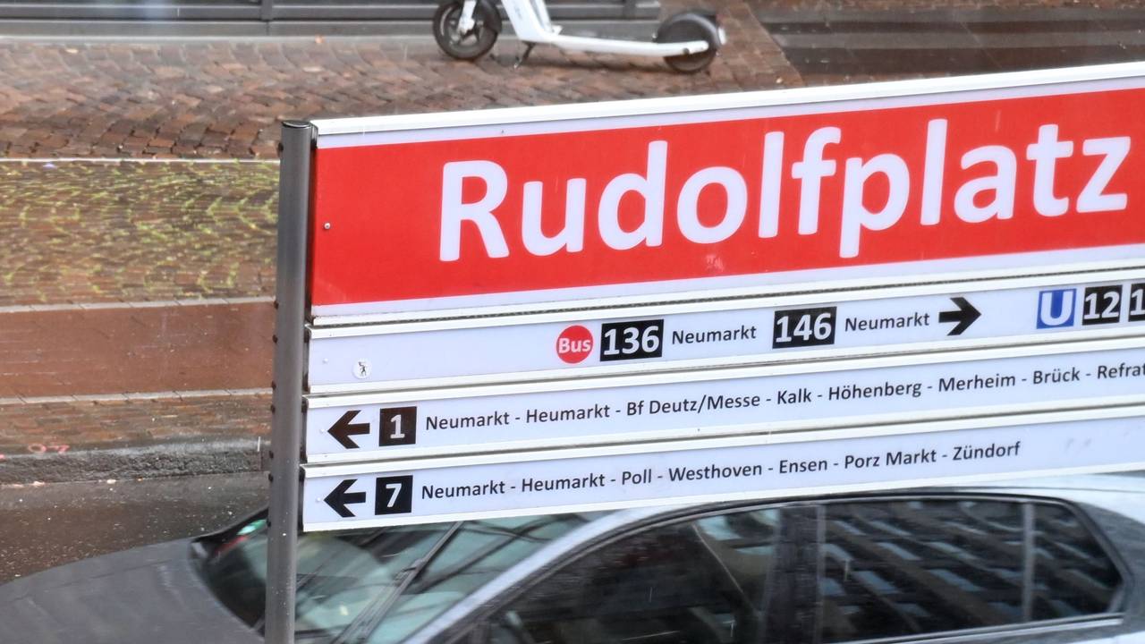 Das Schild am Rudolfplatz sieht jetzt anders aus.