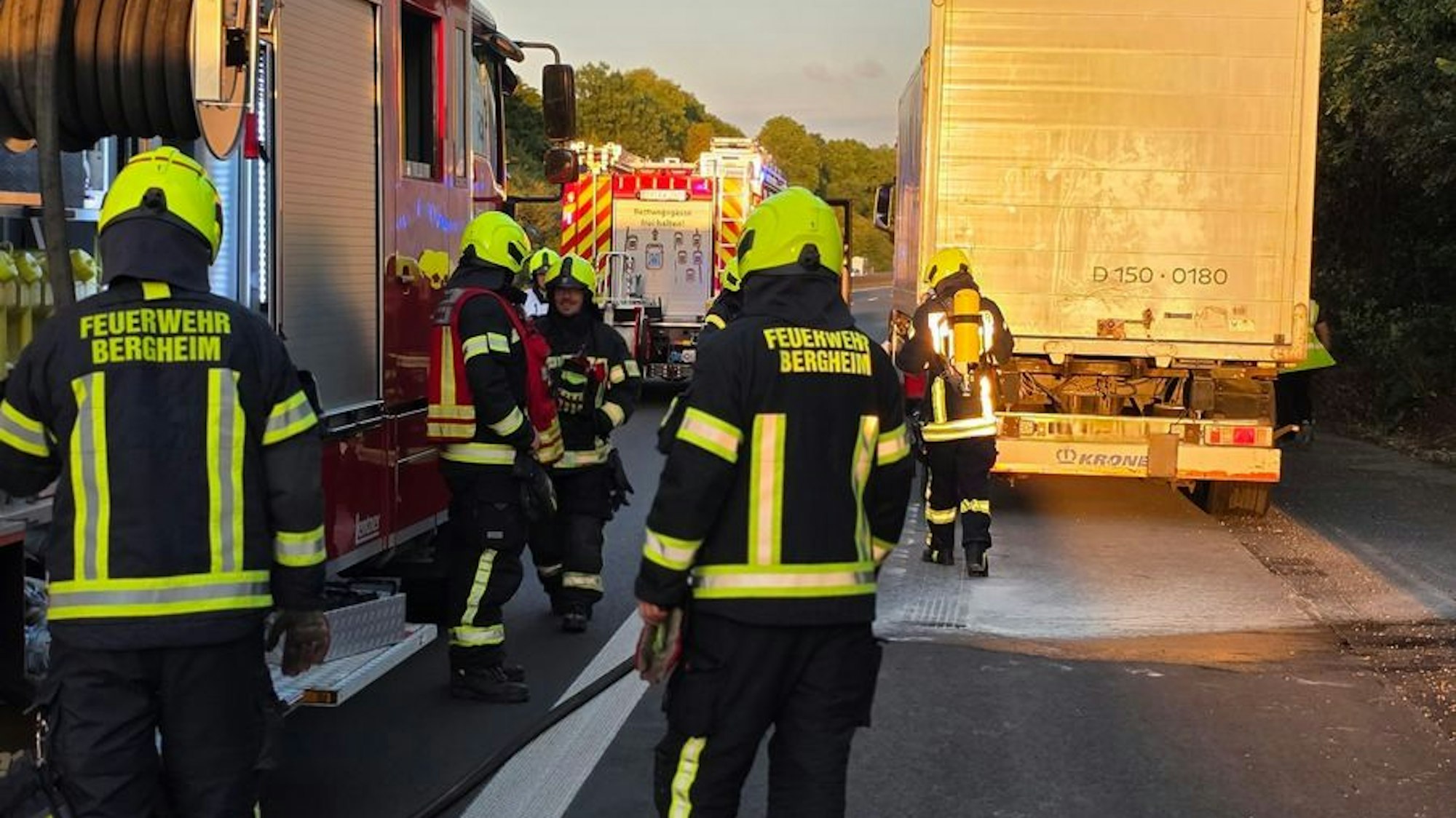 Feuerwehreinsatz auf der Autobahn 61 bei Bergheim wegen einer heißgelaufenen Bremse an einem LKW-Anhänger