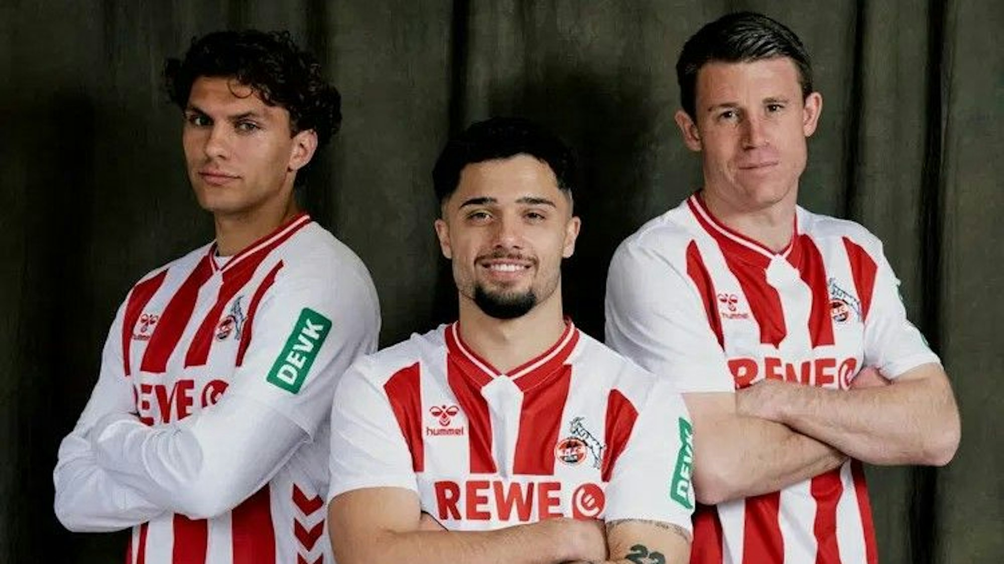 Das neue Heimtrikot des 1. FC Köln. Foto aus der Präsentation des Vereins mit Julian Pauli, Jusuf Gazibegovic und Dominique Heintz.