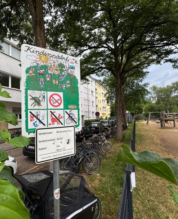 Ein Schild mit der Aufschrift Spielplatz ist auf dem Kinderspielplatz Münstereifeler Platz zu sehen.