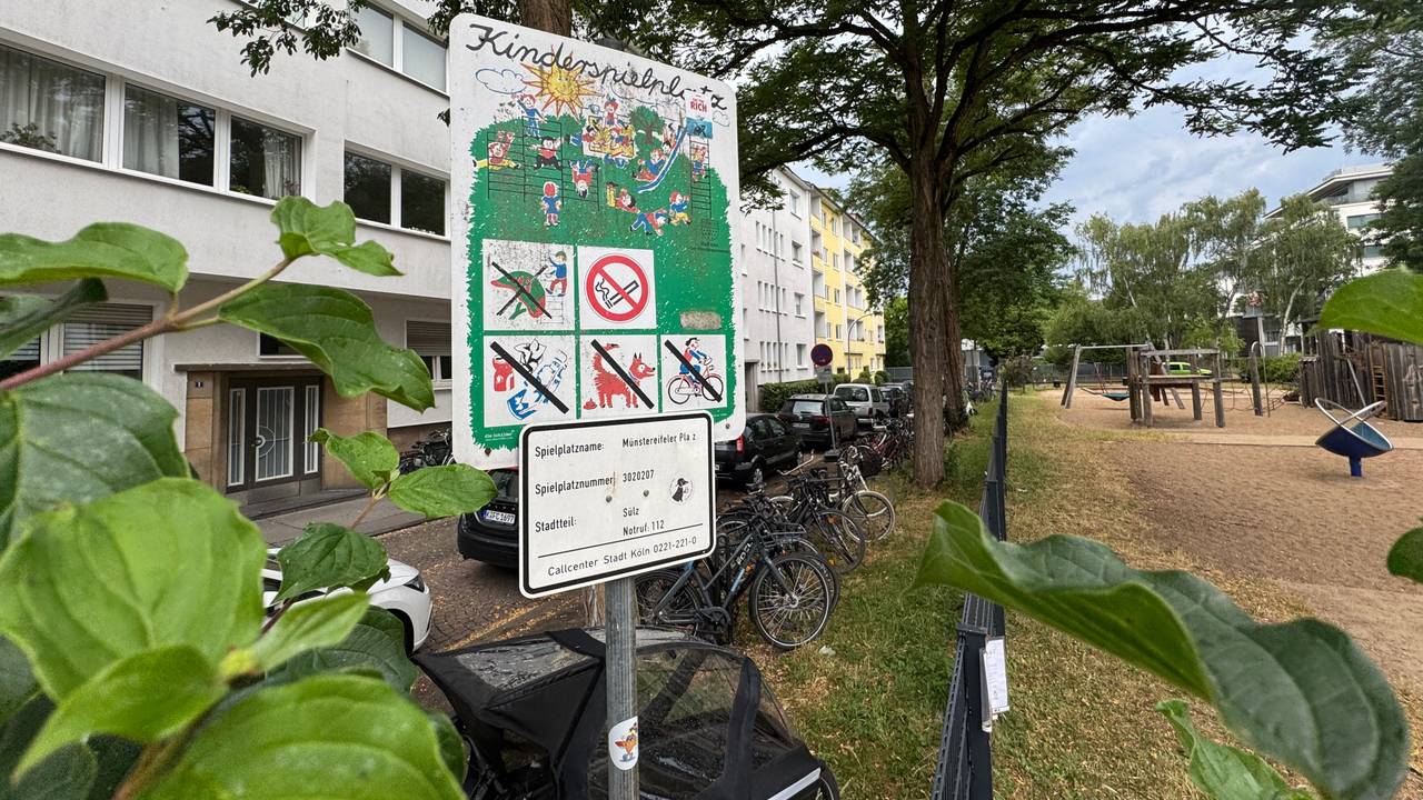 Ein Schild mit der Aufschrift Spielplatz ist auf dem Kinderspielplatz Münstereifeler Platz zu sehen.