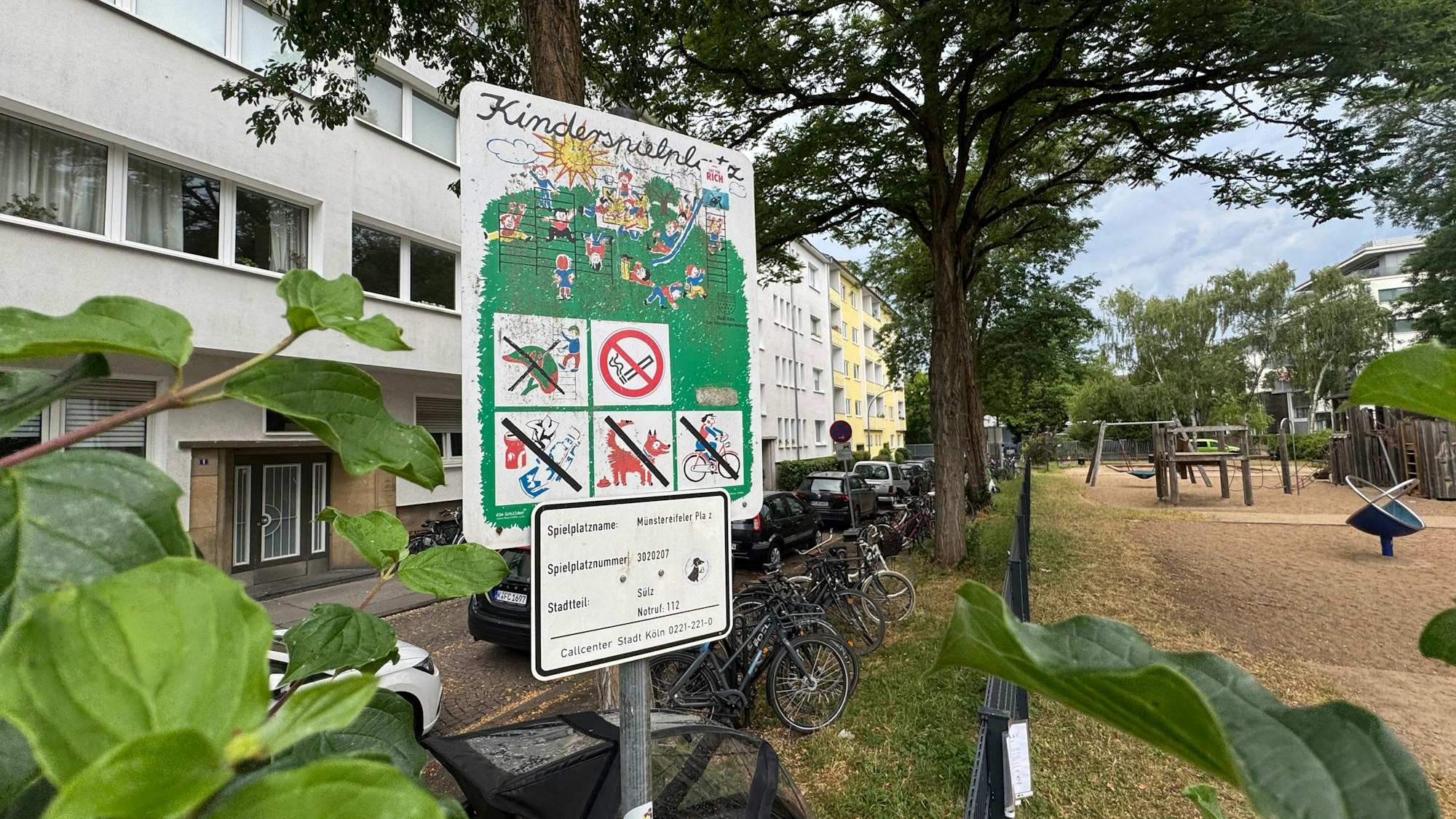 Ein Schild mit der Aufschrift Spielplatz ist auf dem Kinderspielplatz Münstereifeler Platz zu sehen.