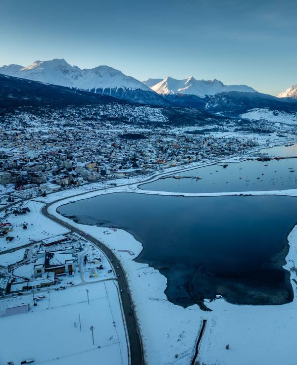 Blick auf die verschneite Stadt Ushuaia. Während die Menschen in großen Teilen von Europa unter der extremen Hitze leiden, bibbern die Argentinier vor Kälte.