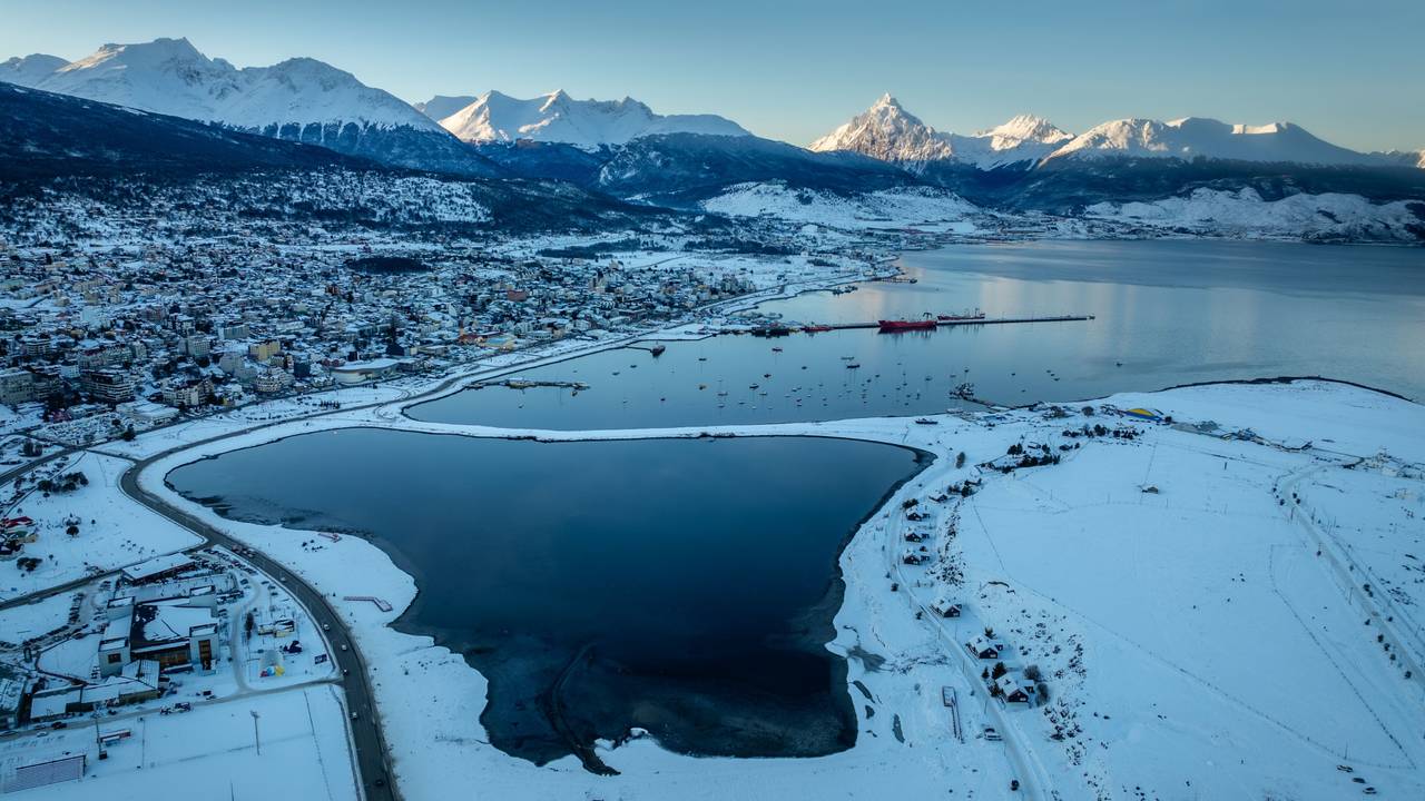 Blick auf die verschneite Stadt Ushuaia. Während die Menschen in großen Teilen von Europa unter der extremen Hitze leiden, bibbern die Argentinier vor Kälte.