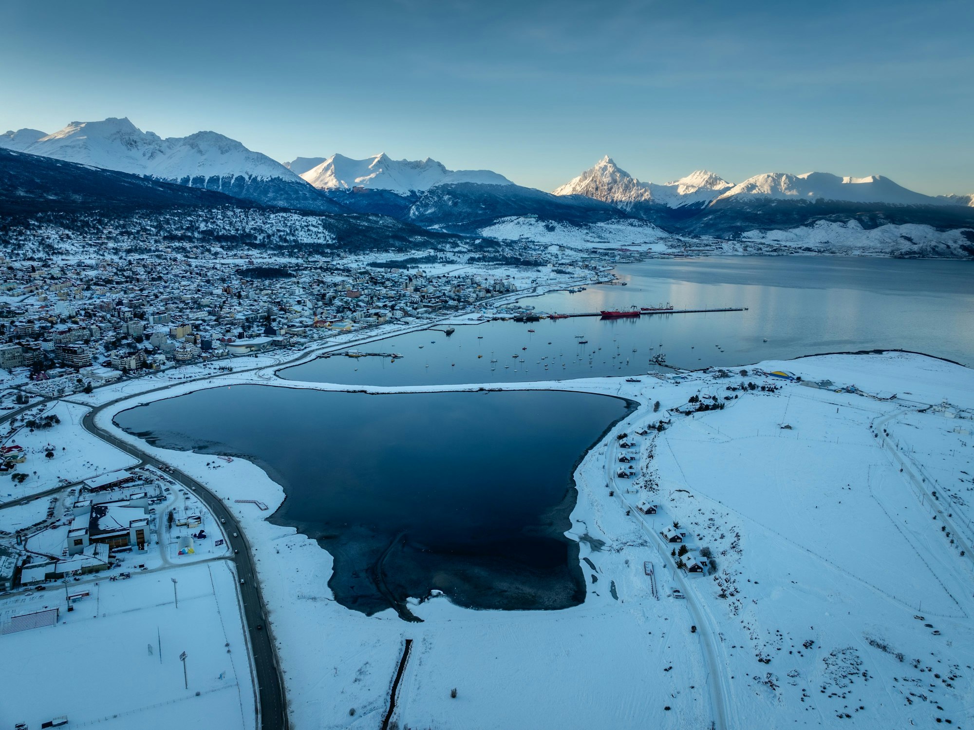 Blick auf die verschneite Stadt Ushuaia. Während die Menschen in großen Teilen von Europa unter der extremen Hitze leiden, bibbern die Argentinier vor Kälte.
