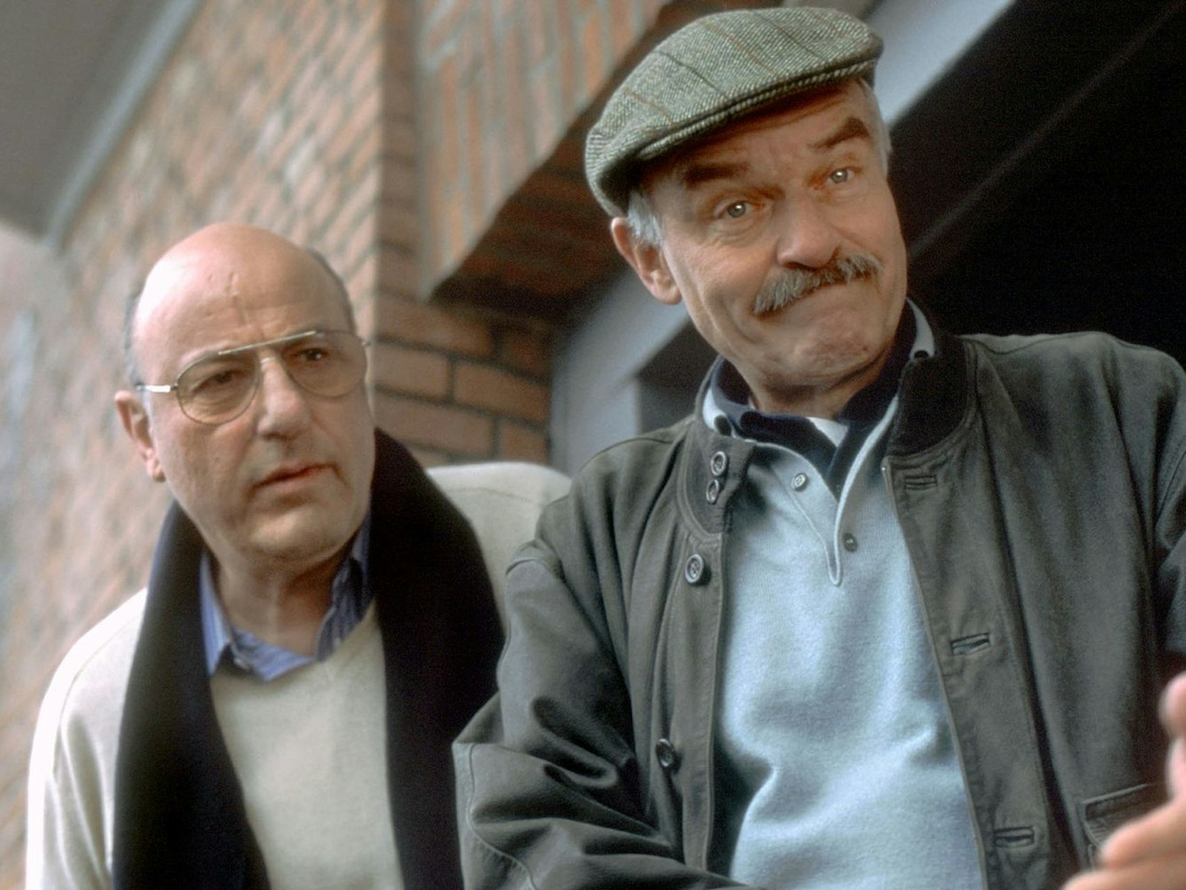 Zwischen 1986 und 2001 ermittelten die Kommissare Stoever (Manfred Krug, links) und Brockmöller (Charles Brauer) im Hamburger Seeamt „Tatort“. (Bild: ARD / NDR / Manju Sawhney)