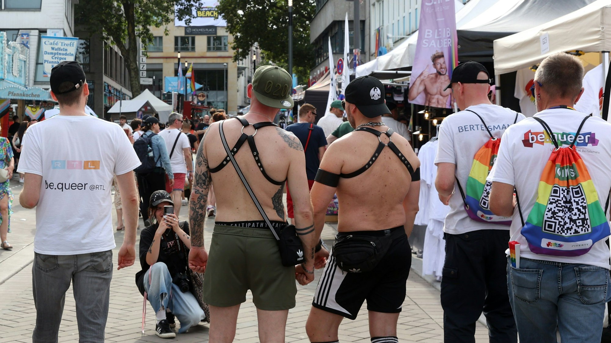 CSD-Teilnehmende sind auf dem Straßenfest des ColognePride (CSD) in der Kölner Altstadt unterwegs (Archivfoto).