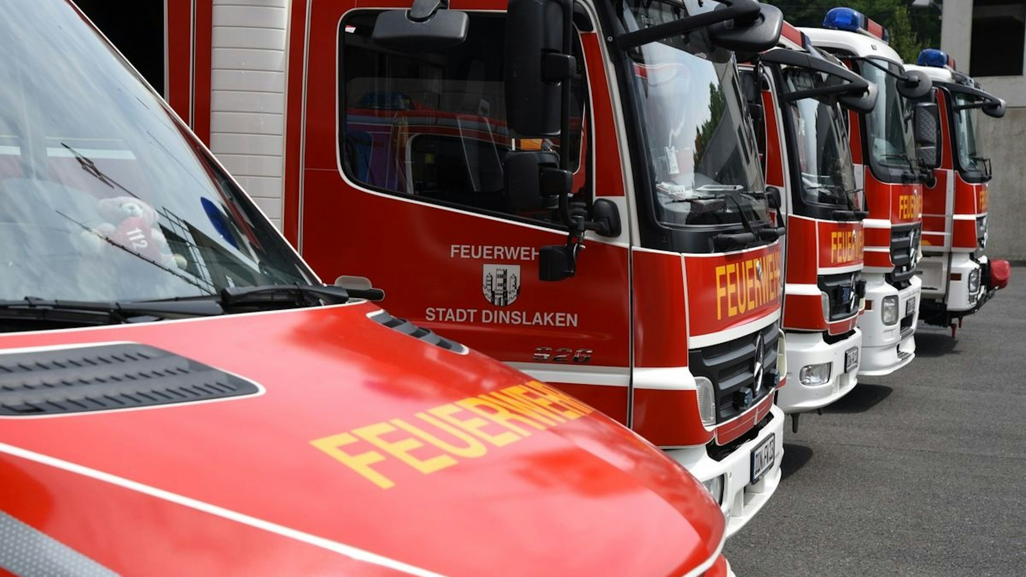 Einsatzfahrzeuge der Feuerwehr Dinslaken vor einem Industriebetrieb.