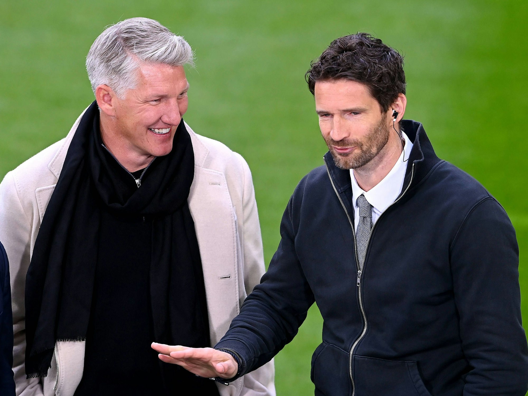 Arne Friedrich und Bastian Schweinsteiger lachen bei einem TV-Interview.